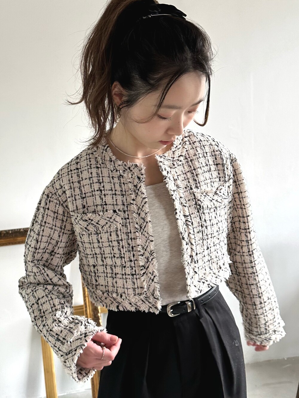 「重ね着ベストシーズン、きれいめカジュアル、モノトーン、レイヤードスタイル、お出かけコーデ、秋服コーデ、ツイード、ツイードジャケット、ジャケット、韓国ファッション、スラックス、ワイドパンツ、秋コーデ、アウター、パンツスタイル」｜「EPIMI E'PIMMYのツータックワイドスラックス（スラックス、ブラック系）」を使った、EPIMI ÉPIMMYさん（レディース・156cm）の秋コーディネートの4枚目の写真
