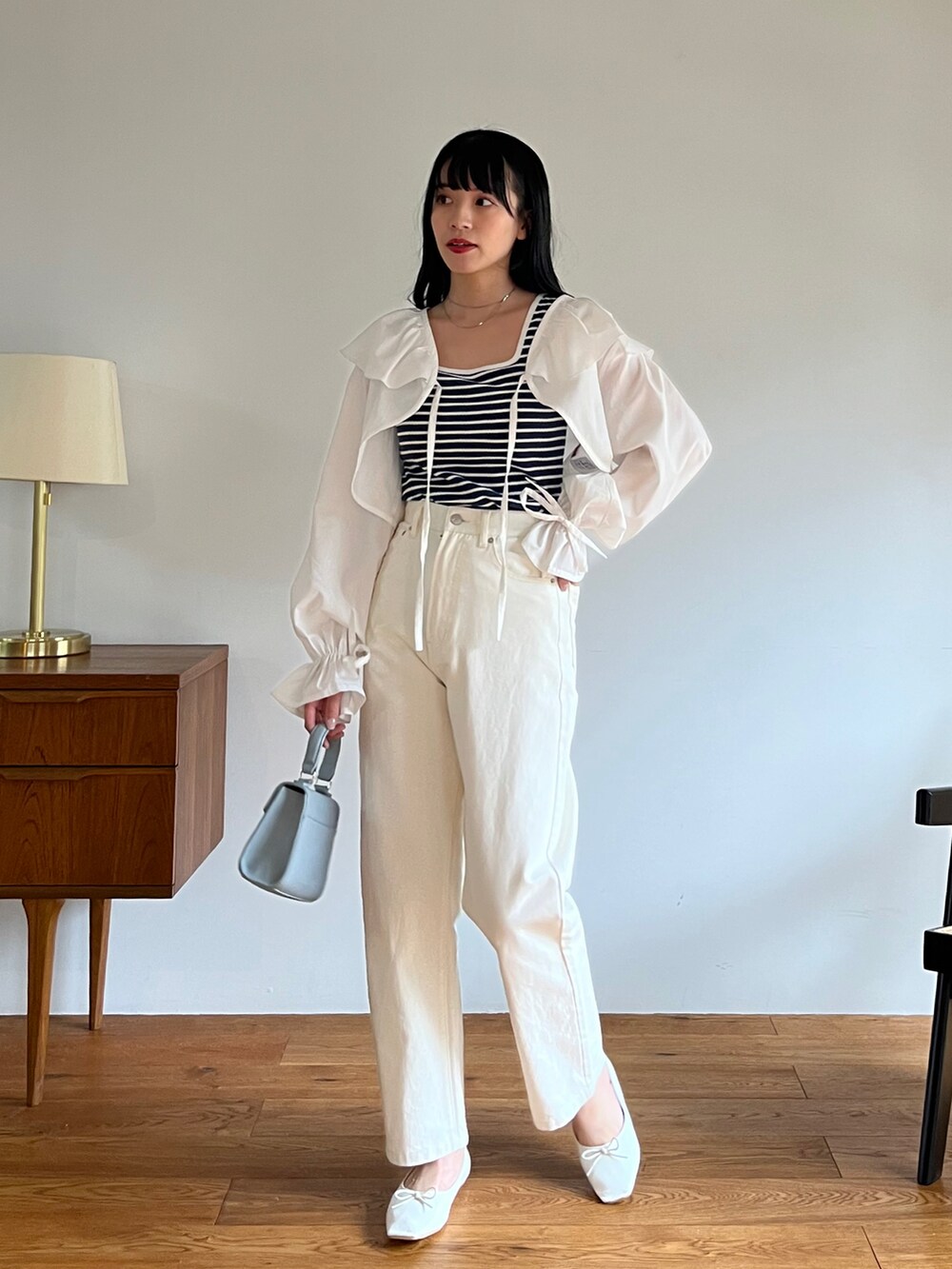 「夏コーデ、韓国ファッション、ボーダー、デニムパンツ、ホワイト、春夏コーデ、白パンツ、ホワイトパンツ、白デニム、ワントーンコーデ、オールホワイト、フリルブラウス、マリン、フレンチカジュアル、プチプラ」|「EPIMI E'PIMMYのフラッシャー付オリジナルストレートデニム(デニムパンツ、ホワイト系)」を使った、EPIMI ÉPIMMYさん(レディース・159cm)の春コーディネートの2枚目の写真