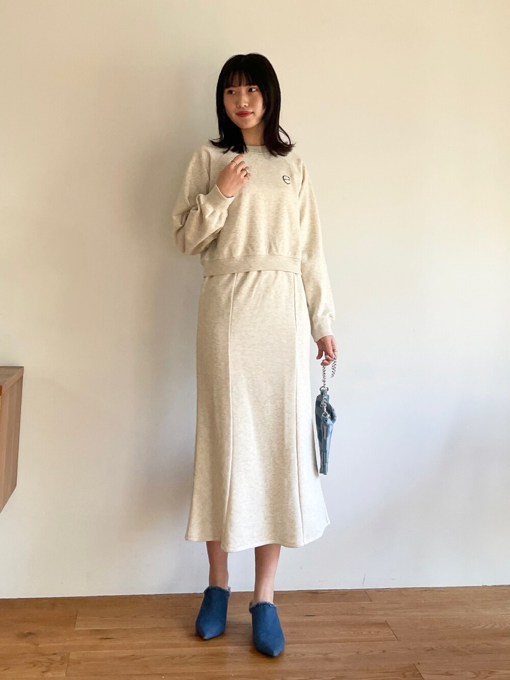 ブラック系のスカート、ブラック系のスウェット、その他のその他を着用したレディースの冬コーディネートの3枚目の写真