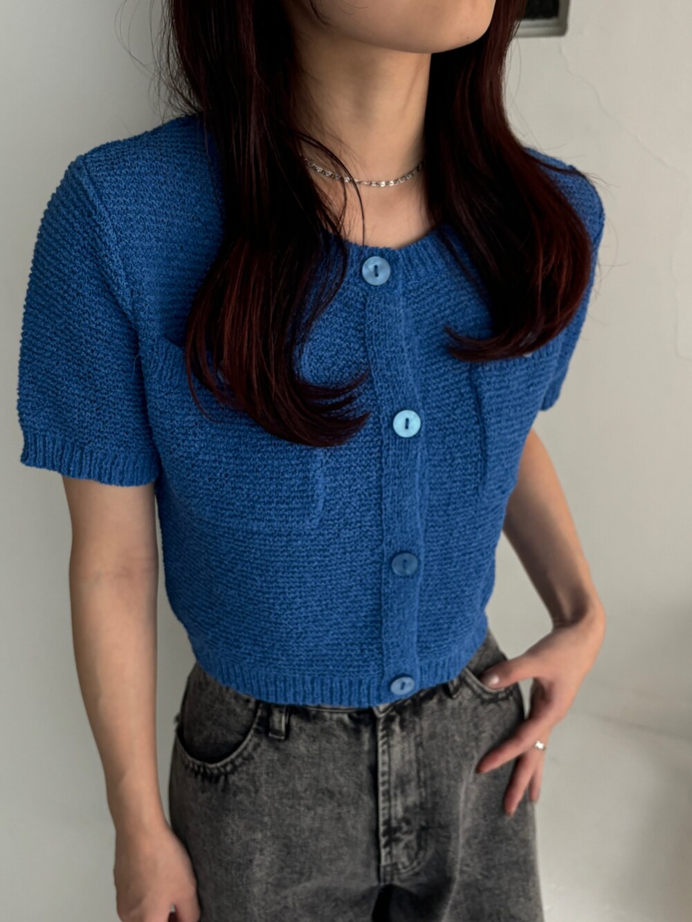 グレー系のデニムパンツ、ブルー系のカーディガン/ボレロ、ホワイト系のスニーカーを着用したレディースの夏コーディネートの6枚目の写真