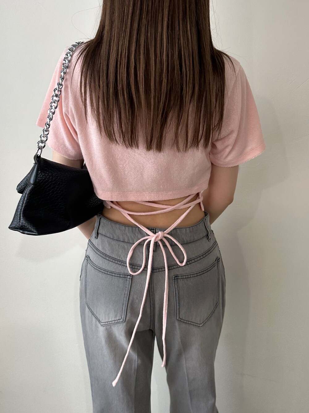 グレー系のデニムパンツ、ピンク系のTシャツ/カットソー、その他のその他を着用したレディースの夏コーディネートの2枚目の写真