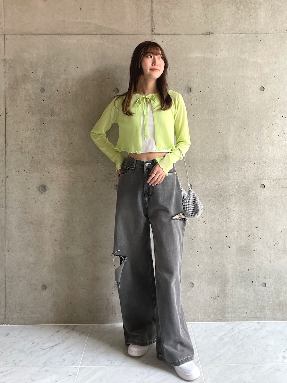 「お出かけコーデ日記、ビタミンカラー、ストリート、厚底シューズ、春夏コーデ、モード、初夏コーデ、楽チンコーデ、韓国ファッション、ダメージデニムパンツ、カーディガン、シアートップス、カラーコーデ、ショート丈トップス、韓国ストリート」｜「EPIMI E'PIMMYのダメージワイドストレートデニム（デニムパンツ、グレー系）」を使った、EPIMI ÉPIMMYさん（レディース・164cm）の春コーディネートの2枚目の写真