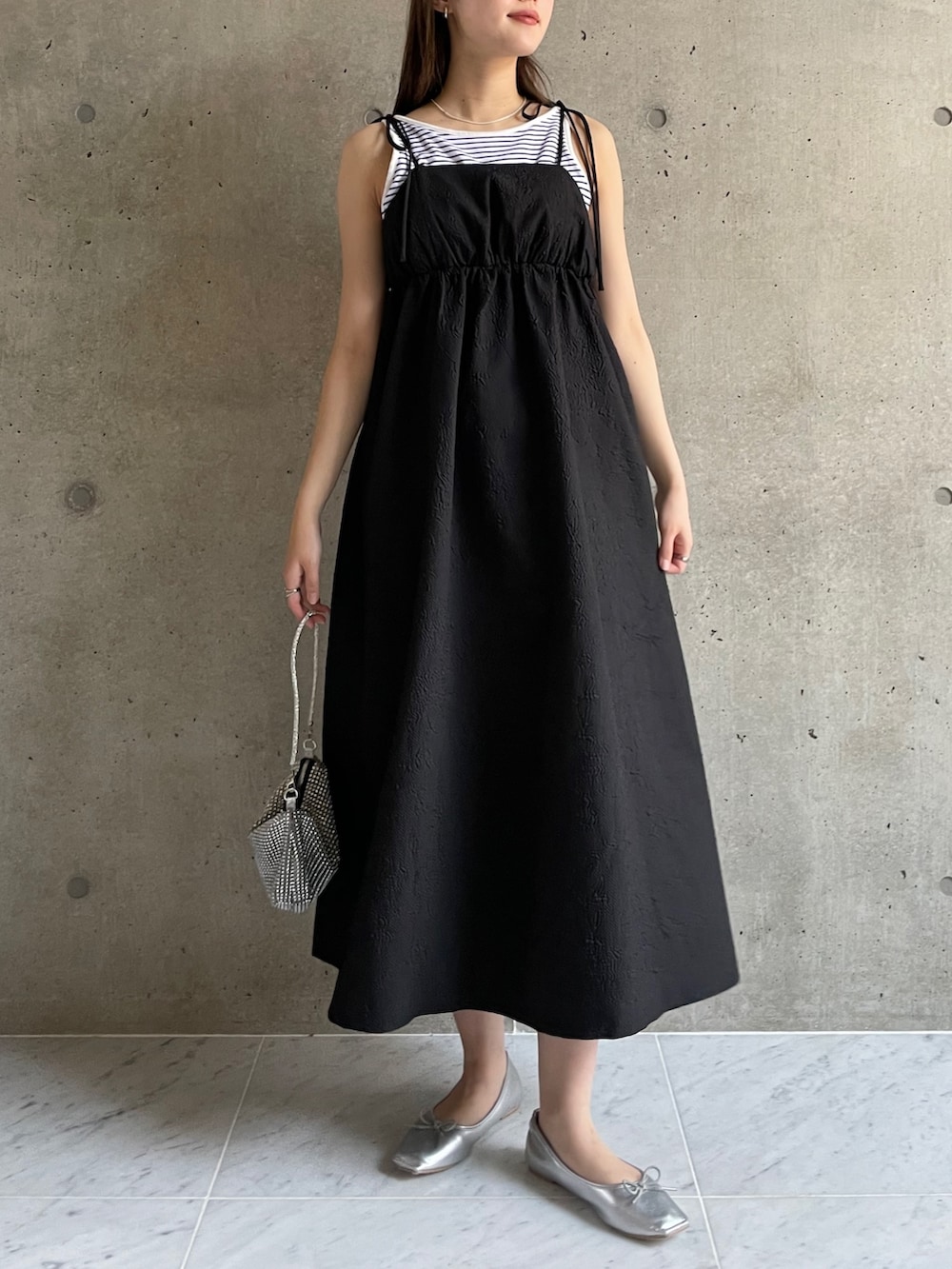 「お出かけコーデ日記、キャミワンピ、春夏コーデ、モード、初夏コーデ、モノトーン、休日スタイル、韓国ファッション、ワンピースコーデ、レイヤードスタイル、バレエシューズ、シルバー、ボーダー、韓国コーデ、ミニバッグ」|「EPIMI E'PIMMYのふくれジャガードボリュームキャミワンピ(ワンピース、ブラック系)」を使った、EPIMI ÉPIMMYさん(レディース・164cm)の春コーディネートの2枚目の写真