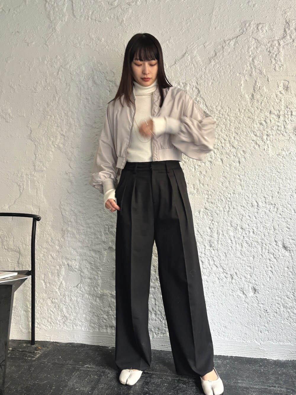 「新星WEARISTAにエントリー、レイヤードスタイル、韓国ファッション、休日スタイル、冬アウター、クリスマスに着たい服、マイベストコーデ2023、お出かけコーデ、プチプラ、きれいめカジュアル、タートルネック、ストリート、シンプルスタイル、MA-1、スラックス」｜「EPIMI E'PIMMYのツータックワイドスラックス（スラックス、ブラック系）」を使った、EPIMI ÉPIMMYさん（レディース・166cm）の冬コーディネートの2枚目の写真