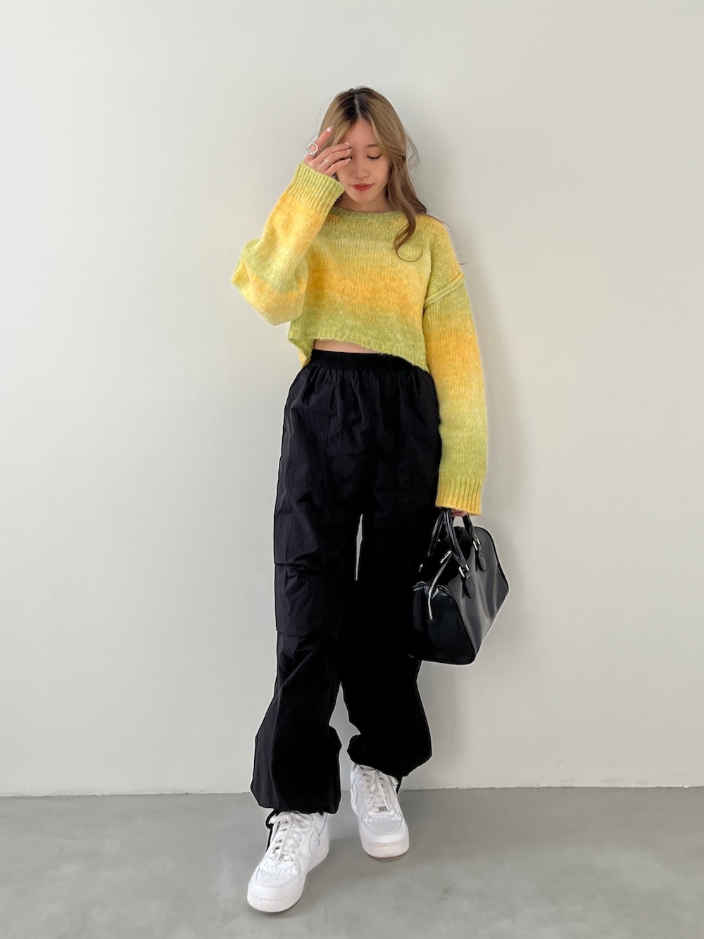 「厚底シューズ、グラデーション、ボストンバッグ、エアフォースワン、NIKE、ニット、秋冬コーデ、プチプラ、プチプラコーデ、グラデーションニット、ジョガーパンツ、シャカパン、ストリート、メンズライク、韓国ファッション」｜「EPIMI E'PIMMYのナイロンタックジョガーパンツ（カーゴパンツ、ブラック系）」を使った、EPIMI ÉPIMMYさん（レディース・158cm）の秋コーディネートの2枚目の写真