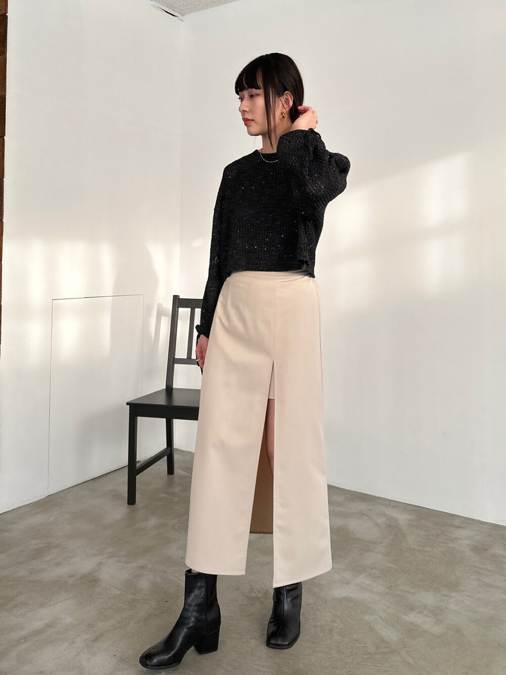 「似合うラボに行こう、ブーツ、ストリート、ニット、休日スタイル、リボン、ラメニット、スパンコール、スリットスカート、モノトーン、デートコーデ、プチプラ、シンプルコーデ、春コーデ、大人女子」｜「EPIMI E'PIMMYの〈取り外し可能〉レイヤードスリットスカート（スカート、ホワイト系）」を使った、EPIMI ÉPIMMYさん（レディース・166cm）の冬コーディネートの2枚目の写真