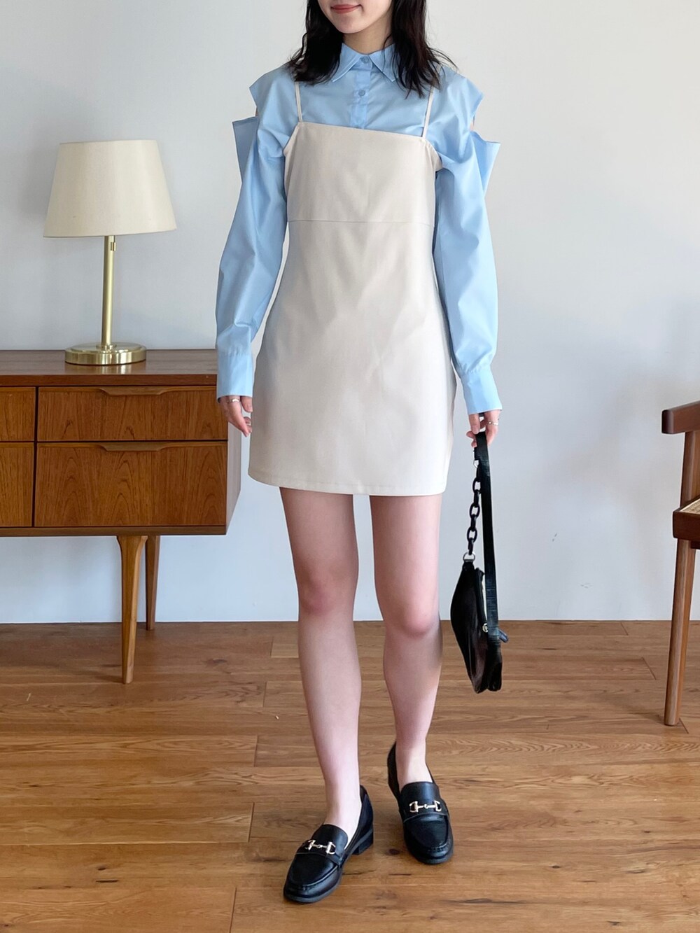 ブルー系のシャツ/ブラウス、ホワイト系のワンピース、その他のその他を着用したレディースの春コーディネートの2枚目の写真