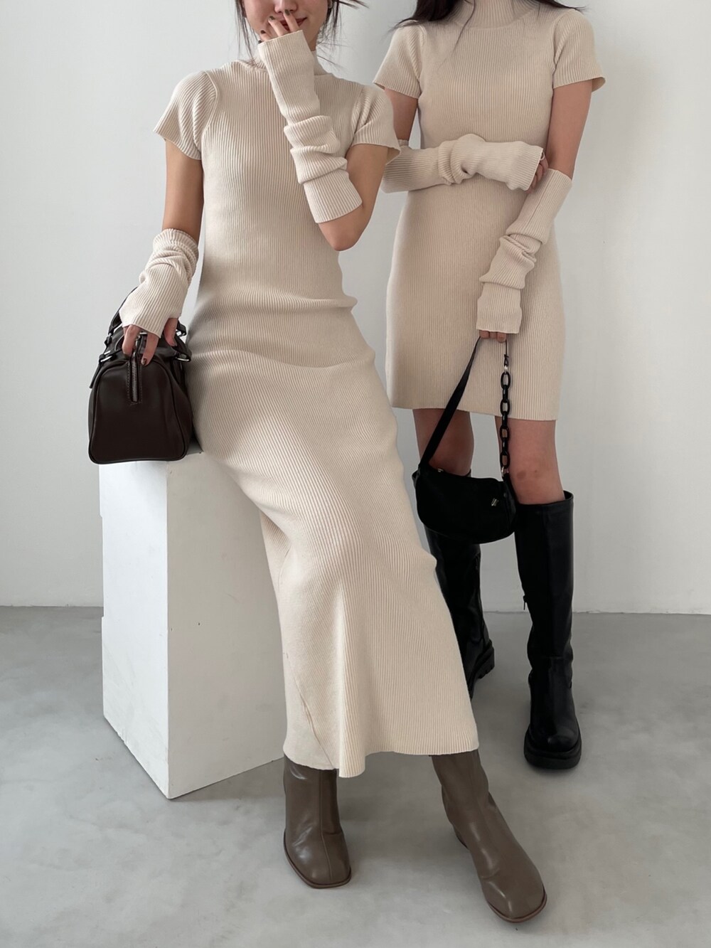 ベージュ系のワンピース、ブラウン系のボストンバッグ、ブラウン系のブーツを着用したレディースの冬コーディネートの3枚目の写真