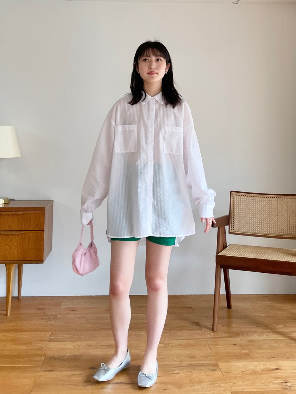 シルバー系のバレエシューズ、グリーン系のその他パンツ、その他のその他を着用したレディースの春コーディネートの4枚目の写真