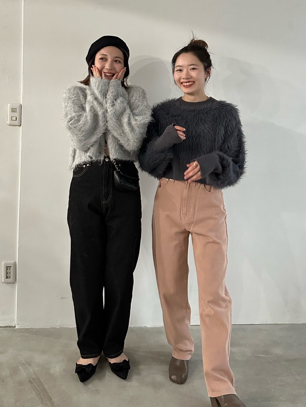 グレー系のニット/セーター、ピンク系のデニムパンツ、ブラウン系のブーツを着用したレディースの冬コーディネートの4枚目の写真