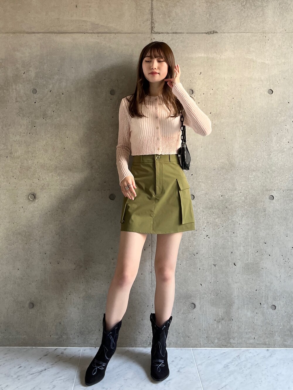 「プチプラ、ストリート、春服みてみて、ショートブーツ、休日スタイル、春コーデ、ショルダーバッグ、韓国ファッション、ベージュ、カーディガン、骨格ウェーブ、淡色コーデ、カーゴスカート、レイヤードスタイル、ボレロ」｜「EPIMI E'PIMMYの透かし編みショートボレロカーディガン（カーディガン/ボレロ、ホワイト系）」を使った、EPIMI ÉPIMMYさん（レディース・164cm）の春コーディネートの2枚目の写真