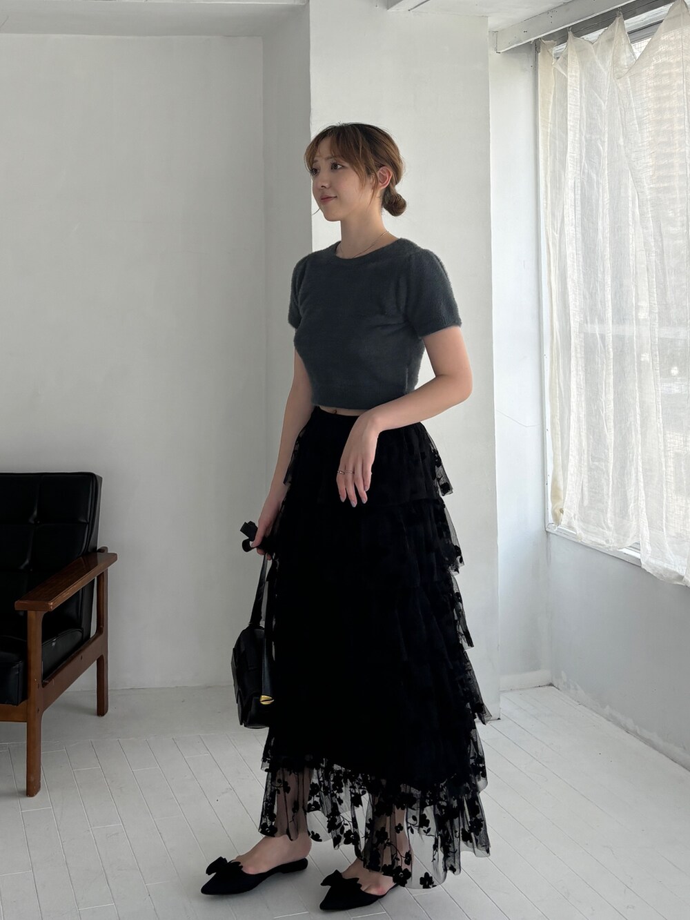 グレー系のニット/セーター、ブラック系のスカート、その他のその他を着用したレディースの秋コーディネートの2枚目の写真