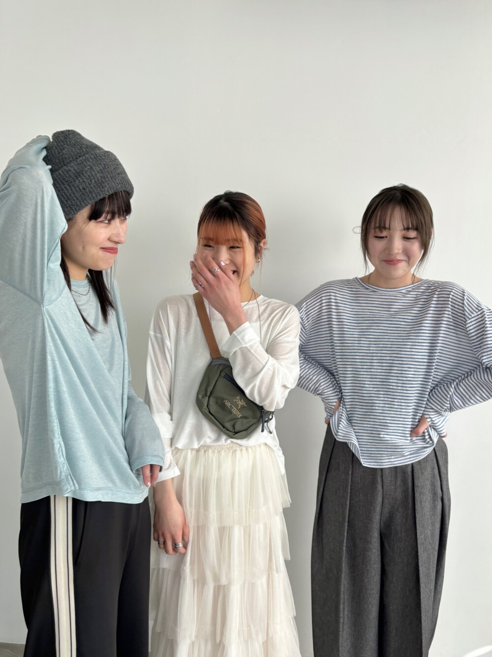 「似合うラボに行こう、ニット、淡色コーデ、春色、休日スタイル、スニーカー、ショルダーバッグ、デートコーデ、スポーツミックス、メガネ女子、春コーデ、プチプラ、ティアードスカート、トラックパンツ、シミラールック」|「EPIMI E'PIMMYのティアードラメチュールスカート(スカート、ホワイト系)」を使った、EPIMI ÉPIMMYさん(レディース・160cm)の冬コーディネートの6枚目の写真
