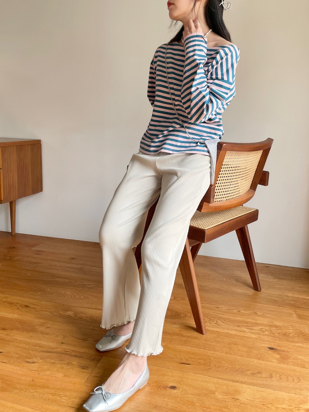 「カジュアルコーデ、春コーデ、リラックススタイル、春、パステル映える春、ワイドパンツ、ボーダー、リブパンツ、バレエシューズ、プチプラ、プチプラコーデ、ワンショルダー、ボーダーTシャツ、スクエアトゥ、トレンドコーデ」|「EPIMI E'PIMMYの【限定item!!】裾メローリブワイドパンツ(その他パンツ、グレー系)」を使った、EPIMI ÉPIMMYさん(レディース・159cm)の春コーディネートの2枚目の写真
