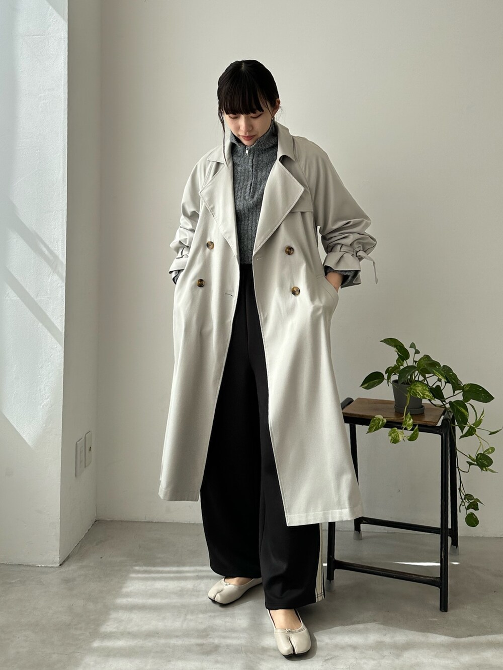 グレー系のニット/セーター、ブラック系のその他パンツ、その他のその他を着用したレディースの冬コーディネートの2枚目の写真