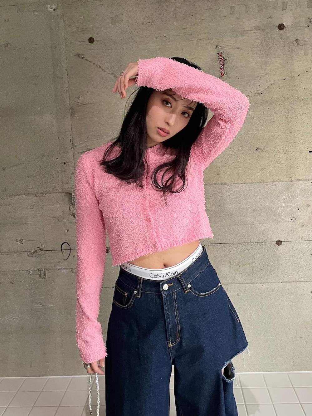 「春服デビュー宣言、カーディガン、プチプラ、ストリート、ピンク、春服みてみて、休日スタイル、ラクチンコーデ、y2k、ビビッドカラー、ダメージデニムパンツ、デニム、韓国ファッション、韓国ストリート、カルバンクライン」｜「EPIMI E'PIMMYのカールヤーンコンパクトクルーカーデ（カーディガン/ボレロ、ピンク系）」を使った、EPIMI ÉPIMMYさん（レディース・160cm）の春コーディネートの3枚目の写真