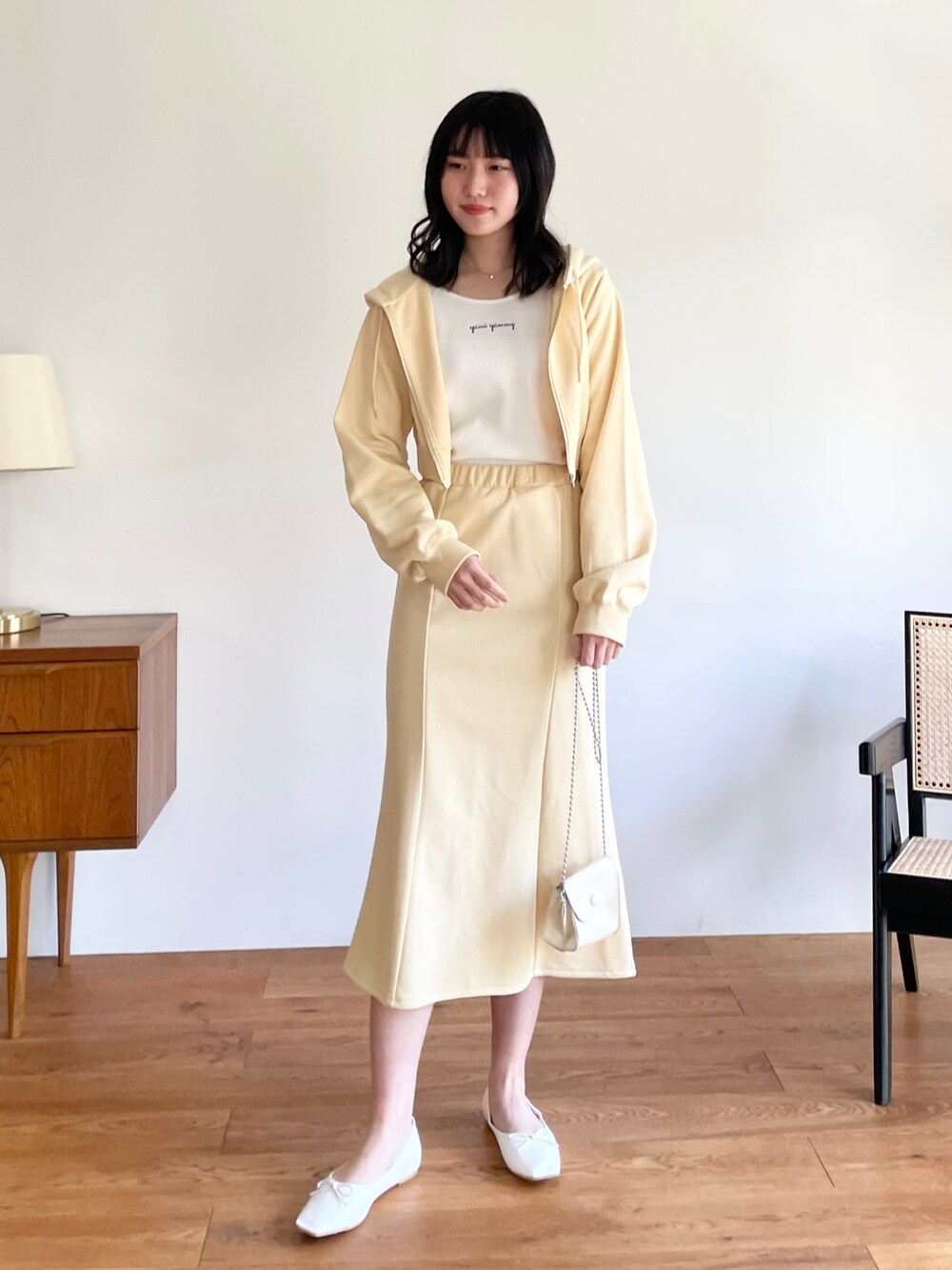 ブラック系のスカート、ブラック系のスウェット、その他のその他を着用したレディースの冬コーディネートの4枚目の写真