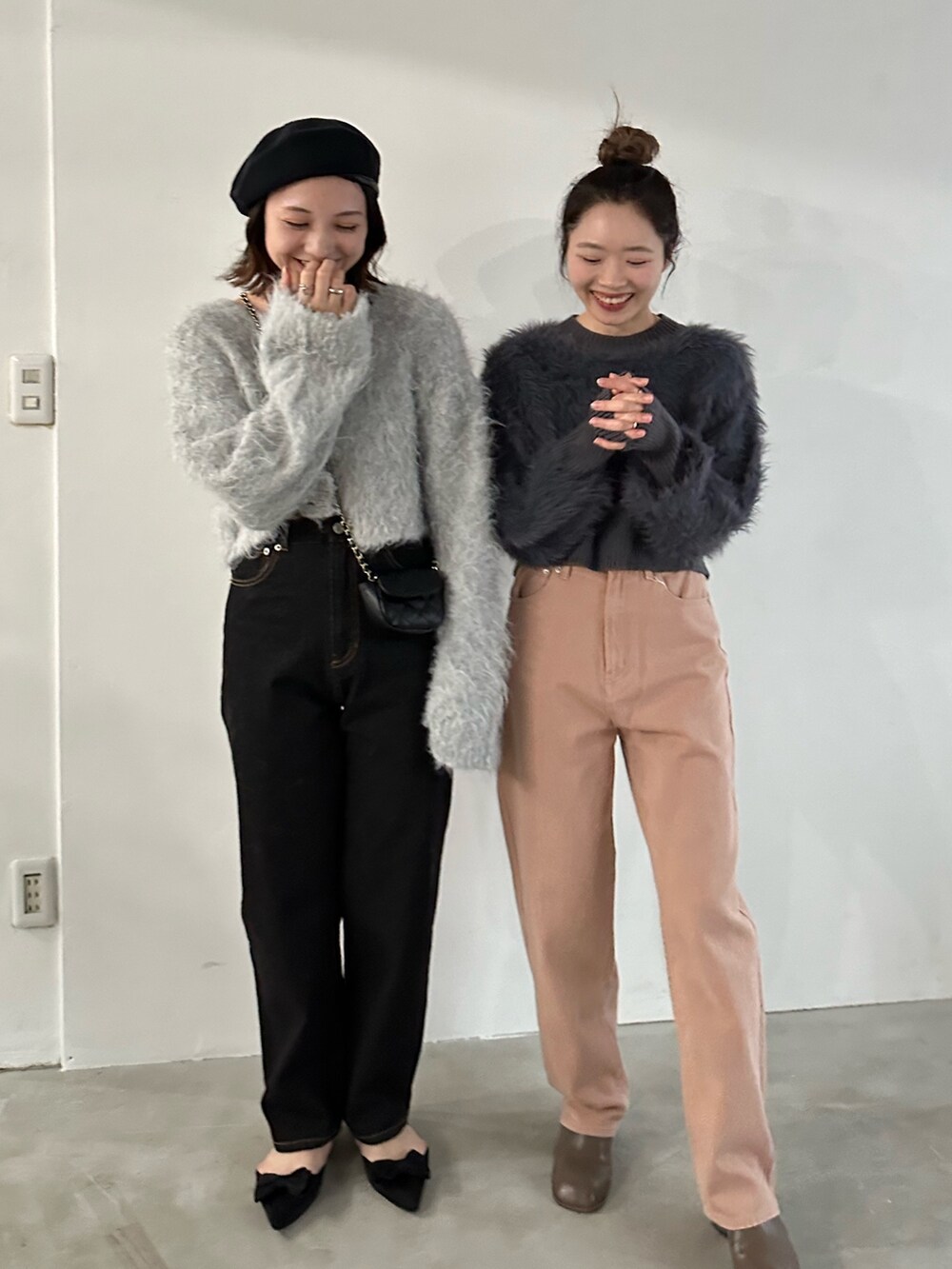 グレー系のニット/セーター、ピンク系のデニムパンツ、ブラウン系のブーツを着用したレディースの冬コーディネートの3枚目の写真