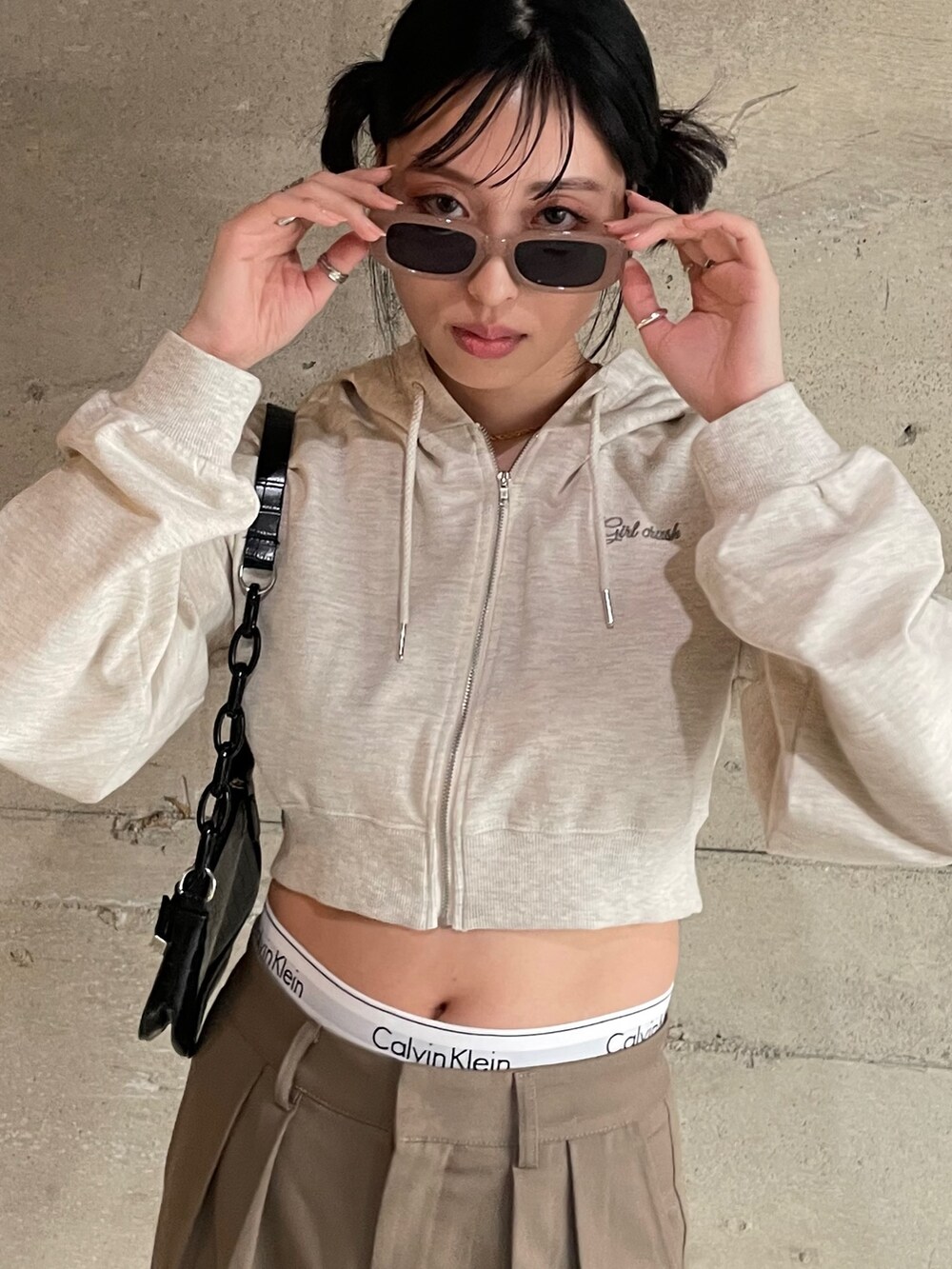 「春服デビュー宣言、レイヤードスタイル、淡色コーデ、プチプラ、ストリート、ローファー、春服みてみて、スウェット、スラックス、オトナカジュアル、韓国ファッション、韓国ストリート、ワントーンコーデ、パーカー、スクエアトゥ」｜「EPIMI E'PIMMYのツータックワイドスラックス（スラックス、ブラウン系）」を使った、EPIMI ÉPIMMYさん（レディース・163cm）の春コーディネートの5枚目の写真