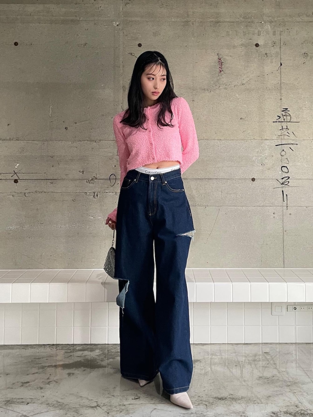 「春服デビュー宣言、カーディガン、プチプラ、ストリート、ピンク、春服みてみて、休日スタイル、ラクチンコーデ、y2k、ビビッドカラー、ダメージデニムパンツ、デニム、韓国ファッション、韓国ストリート、カルバンクライン」｜「EPIMI E'PIMMYのカールヤーンコンパクトクルーカーデ（カーディガン/ボレロ、ピンク系）」を使った、EPIMI ÉPIMMYさん（レディース・160cm）の春コーディネートの2枚目の写真