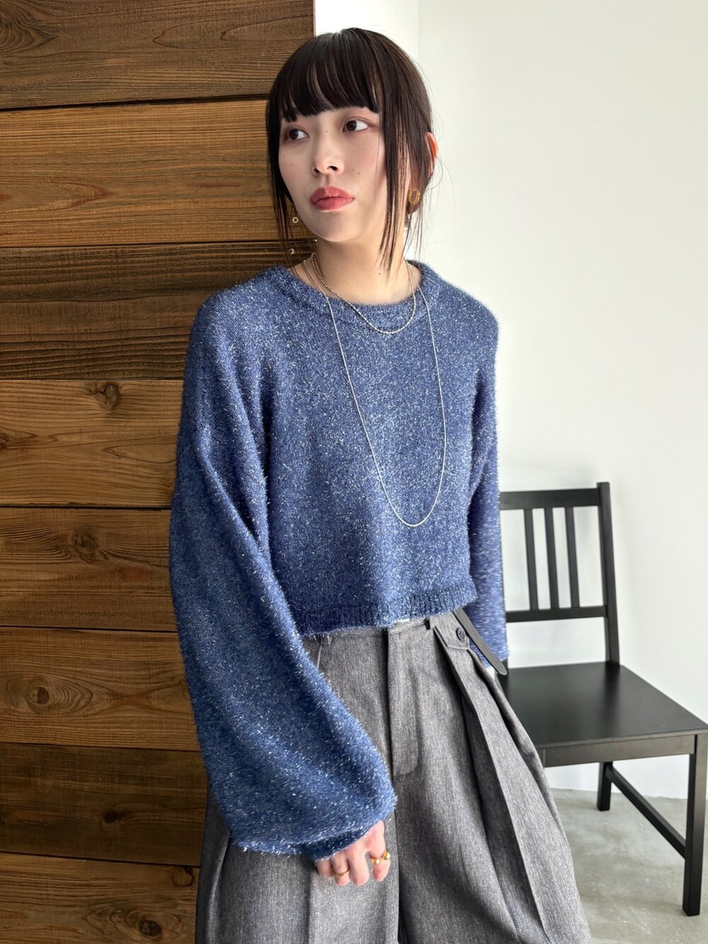 「似合うラボに行こう、ストリート、レイヤードスタイル、ニット、休日スタイル、ラメニット、カーディガン、モノトーン、スポーツミックス、プチプラ、春コーデ、トラックパンツ、ラインパンツ、リボンパンプス、韓国ファッション」｜「EPIMI E'PIMMYのサイドライントラックパンツ（その他パンツ、ブラック系）」を使った、EPIMI ÉPIMMYさん（レディース・166cm）の冬コーディネートの4枚目の写真