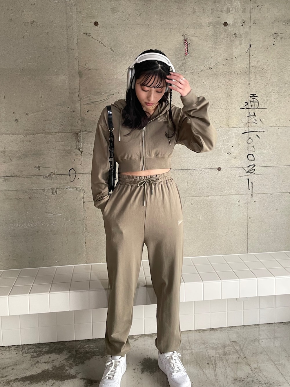 「プチプラ、韓国ファッション、ロゴスウェット、厚底シューズ、シンプルコーデ、パンツスタイル、休日スタイル、カジュアル、セットアップ、パーカー、スウェットパンツ、ワントーンコーデ、ヘッドホン、ストリート、韓国ストリート」｜「EPIMI E'PIMMYの〈Set upにも〉Girl crushスウェットパンツ（スウェットパンツ、グリーン系）」を使った、EPIMI ÉPIMMYさん（レディース・163cm）の冬コーディネートの2枚目の写真