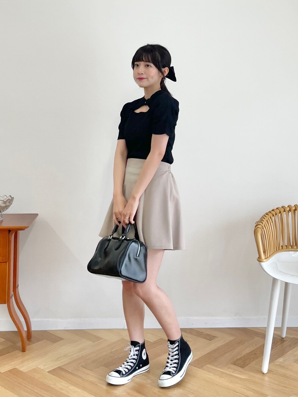 「フレンチガーリー、モノトーン、キャミワンピ、バレエシューズ、夏コーデ、韓国ファッション、モノトーンコーデ、モード、韓国コーデ、ミニワンピ、クラシック、ミニバッグ、プチプラ、プチプラコーデ、デート」｜「EPIMI E'PIMMYのスクエアバレエシューズ（バレエシューズ、ブラック系）」を使った、EPIMI ÉPIMMYさん（レディース・159cm）の夏コーディネートの3枚目の写真