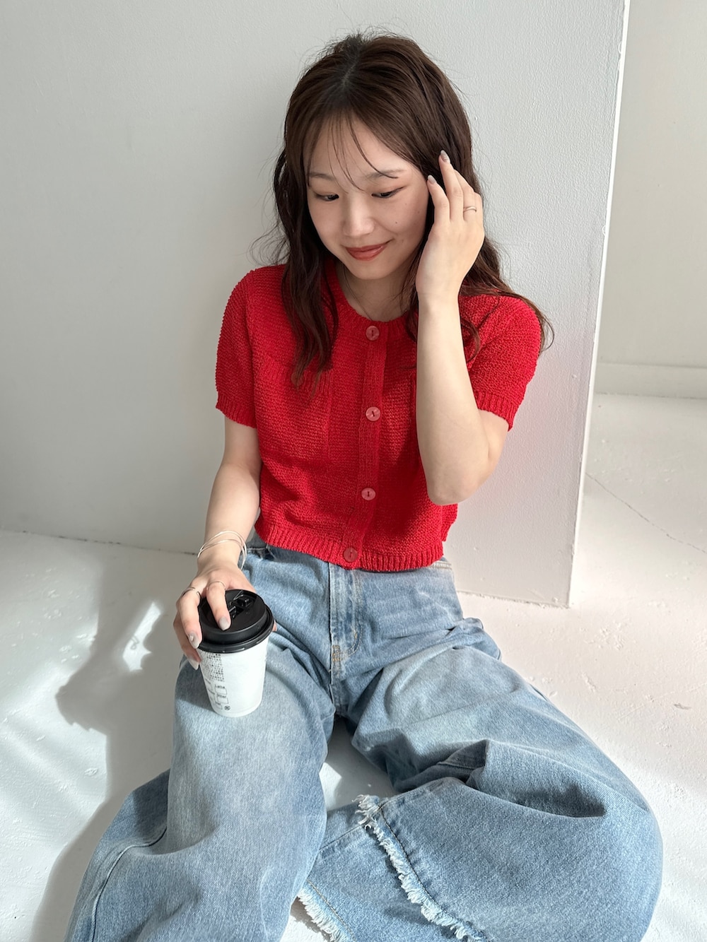 「シンプルコーデ、休日スタイル、スポーツミックス、韓国ファッション、低身長コーデ、きれいめカジュアル、デニム、デートコーデ、夏コーデ、カーディガン、フリンジデニム、赤ニット、シルバー、ショート丈トップス、サマーニット」｜「EPIMI E'PIMMYのダブルフリンジストレートデニム（デニムパンツ、ブルー系）」を使った、EPIMI ÉPIMMYさん（レディース・154cm）の春コーディネートの3枚目の写真