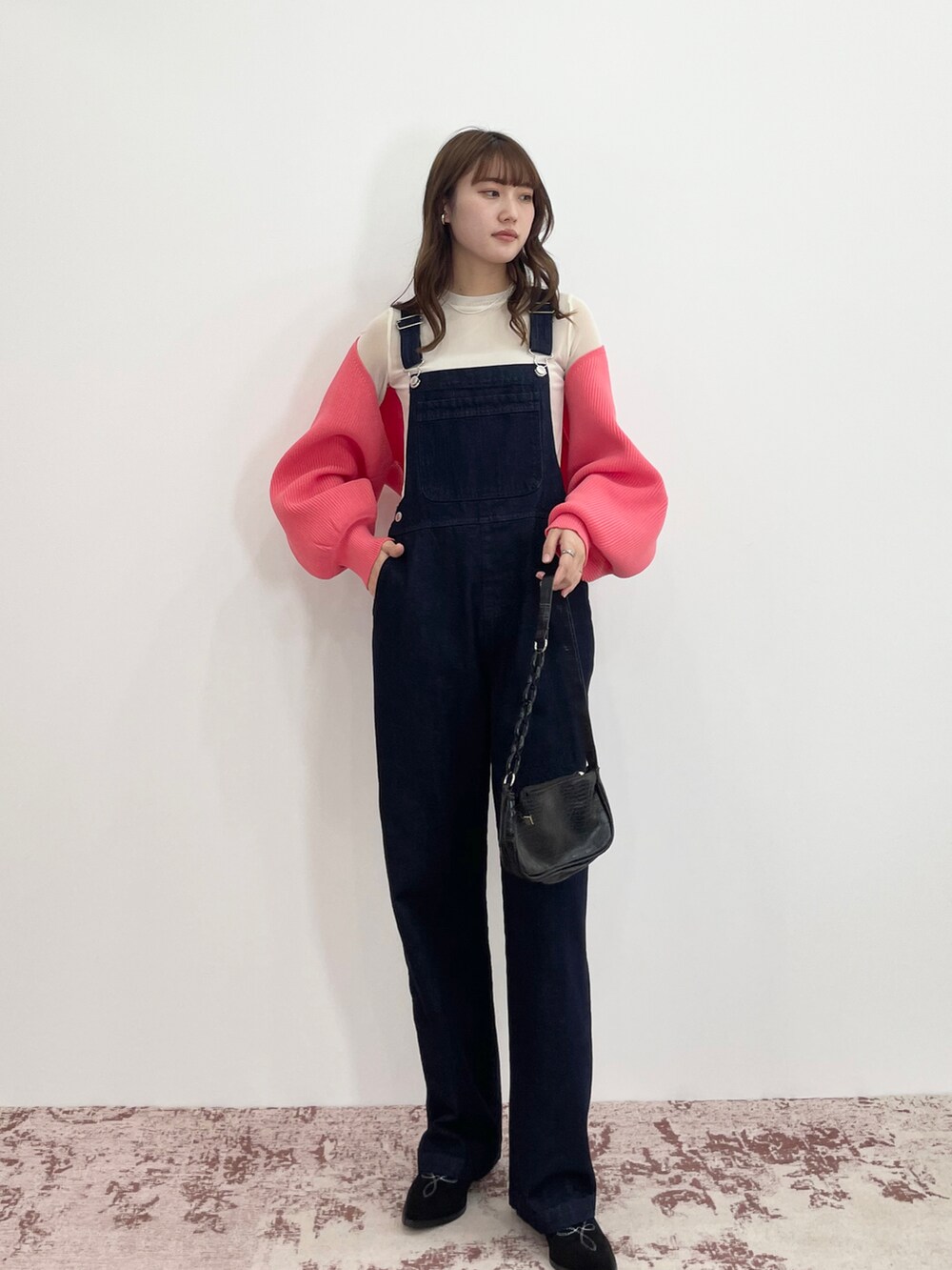 「秋コーデ、お出かけコーデ、サロペット、オールインワン、秋服準備はじめました、プチプラ、レイヤードスタイル、カジュアルコーデ、韓国ファッション、プチプラコーデ、カジュアルガーリー、韓国コーデ、デニム、カーディガン、ボレロ」｜「EPIMI E'PIMMYのアソートシアートップス（Tシャツ/カットソー、ホワイト系）」を使った、EPIMI ÉPIMMYさん（レディース・164cm）の秋コーディネートの2枚目の写真
