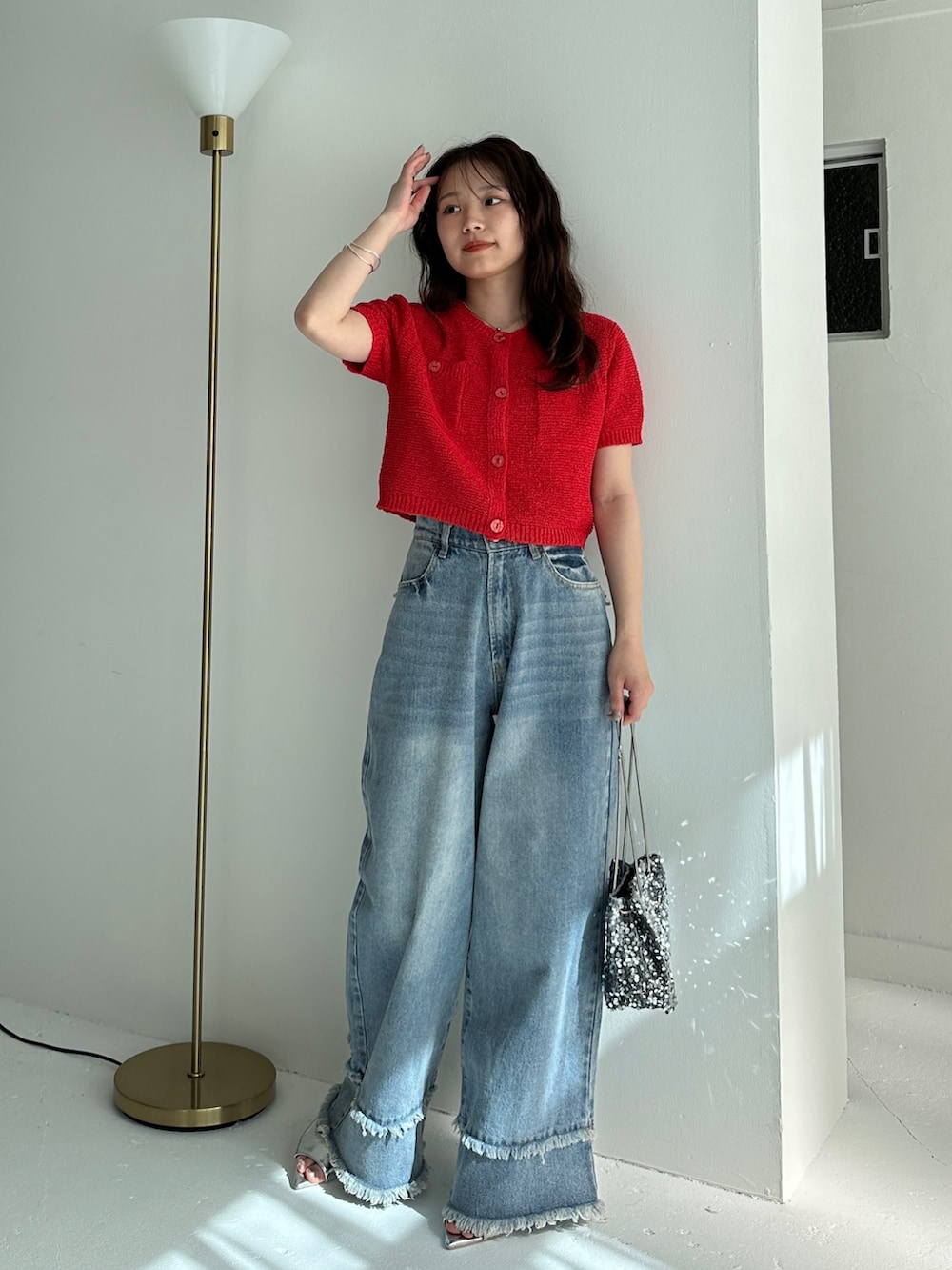 「シンプルコーデ、休日スタイル、スポーツミックス、韓国ファッション、低身長コーデ、きれいめカジュアル、デニム、デートコーデ、夏コーデ、カーディガン、フリンジデニム、赤ニット、シルバー、ショート丈トップス、サマーニット」｜「EPIMI E'PIMMYのダブルフリンジストレートデニム（デニムパンツ、ブルー系）」を使った、EPIMI ÉPIMMYさん（レディース・154cm）の春コーディネートの4枚目の写真