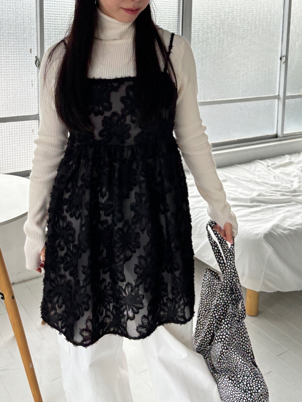 「レイヤードスタイル、秋コーデ、テーマパークコーデ、カジュアルスタイル、オトナ女子、秋服、休日スタイル、着回しコーデ、お出かけコーデ、秋、秋っぽコーデ更新中、高身長女子、大人可愛い、ベレー帽、スニーカーコーデ」｜「EPIMI E'PIMMYのサムホールデザインハイネックリブニット（ニット/セーター、ホワイト系）」を使った、EPIMI ÉPIMMYさん（レディース・162cm）の秋コーディネートの3枚目の写真