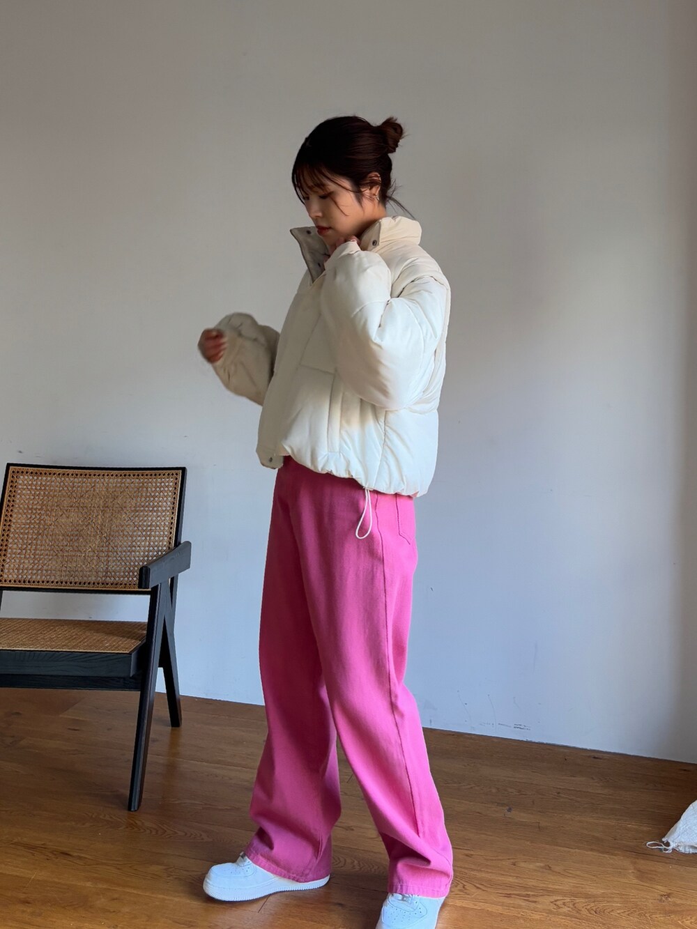 「冬アウター、オトナカジュアル、秋冬コーデ、今日のコーデ、大人コーデ、オトナカワイイ、冬、おしゃれさんと繋がりたい、シンプル、スニーカーコーデ、アウターコーデ、デニム、カラーデニム、ボーダー、骨格ナチュラル」｜「EPIMI E'PIMMYのワイドストレートカラーデニム（デニムパンツ、ピンク系）」を使った、EPIMI ÉPIMMYさん（骨格ナチュラル・レディース・159cm）の冬コーディネートの2枚目の写真
