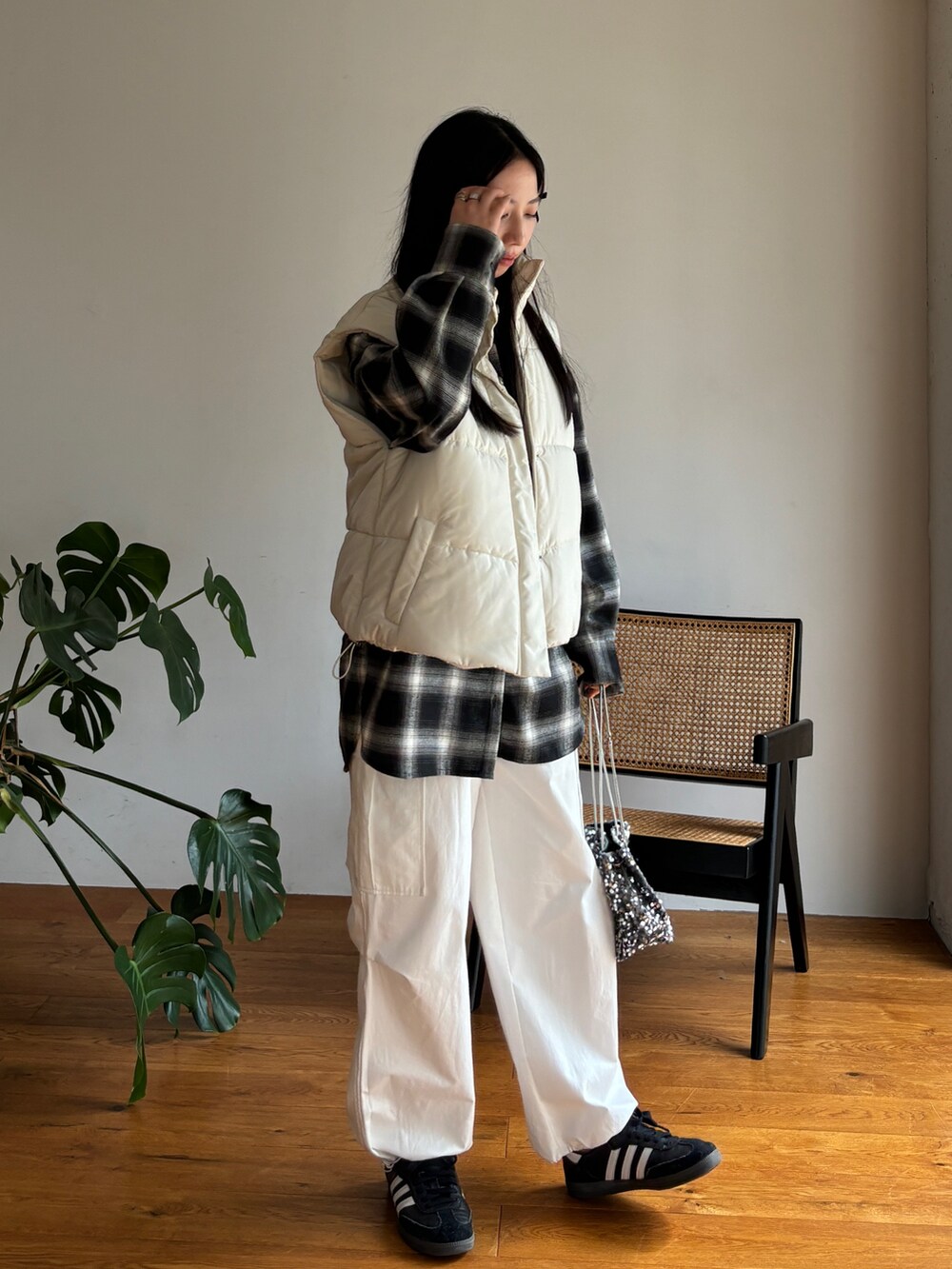 ブラック系のシャツ/ブラウス、ホワイト系のカーゴパンツ、ホワイト系のベストを着用したレディースの秋コーディネートの2枚目の写真