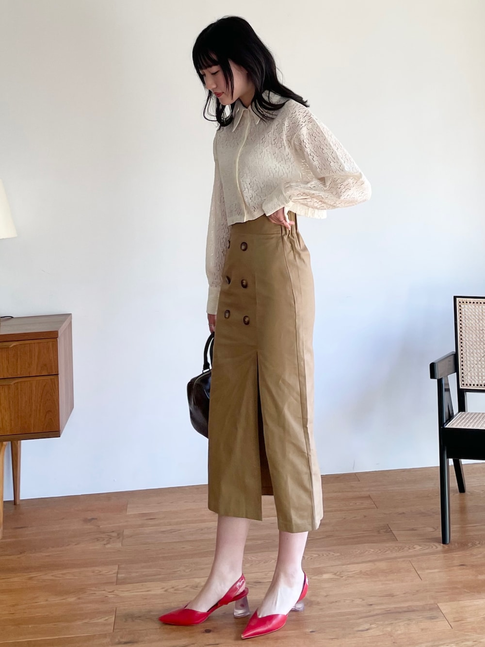 シルバー系のバレエシューズ、ブラック系のボストンバッグ、ブラック系のスカートを着用したレディースの冬コーディネートの3枚目の写真