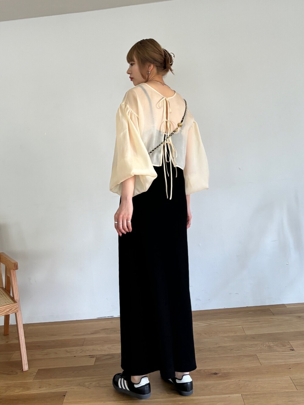 ブラック系のワンピース、ベージュ系のシャツ/ブラウスを着用したレディースの春コーディネートの3枚目の写真