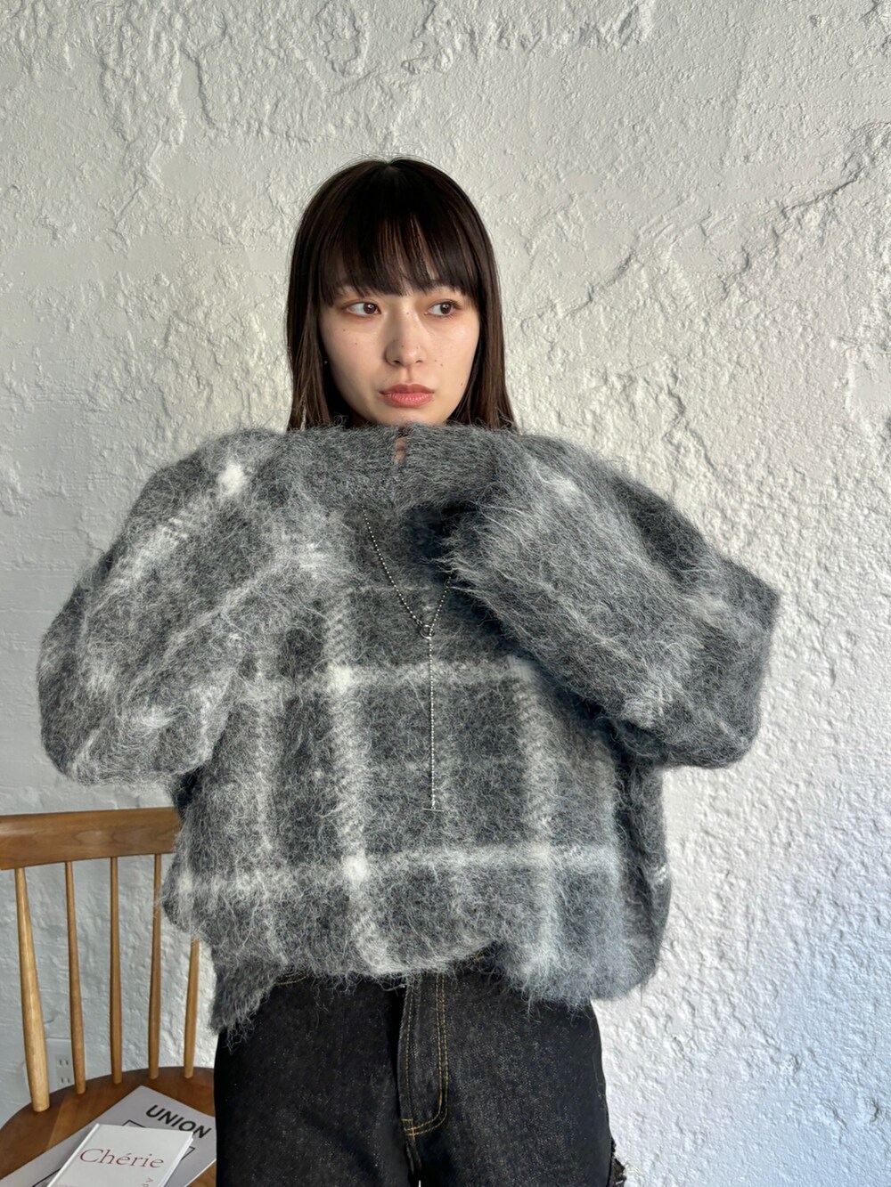 ブラック系のデニムパンツ、ブラック系のカーディガン/ボレロ、その他のその他を着用したレディースの冬コーディネートの3枚目の写真