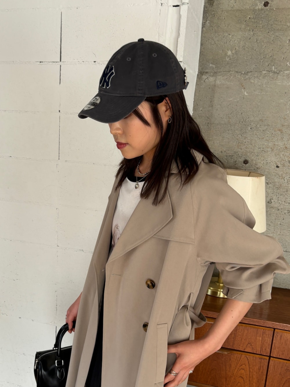 「アウトドアスタイル、秋コーデ、休日スタイル、キャップ、大人カジュアル、秋冬コーデ、大人ガーリー、秋先取りコーデ、ロングブーツ、ボストンバッグ、トレンチコート、韓国ファッション、スポーツミックス、Tシャツ、ショートパンツ」｜「EPIMI E'PIMMYのスラブリンガーオーバーTシャツ（Tシャツ/カットソー、ベージュ系）」を使った、EPIMI ÉPIMMYさん（レディース・159cm）の秋コーディネートの4枚目の写真
