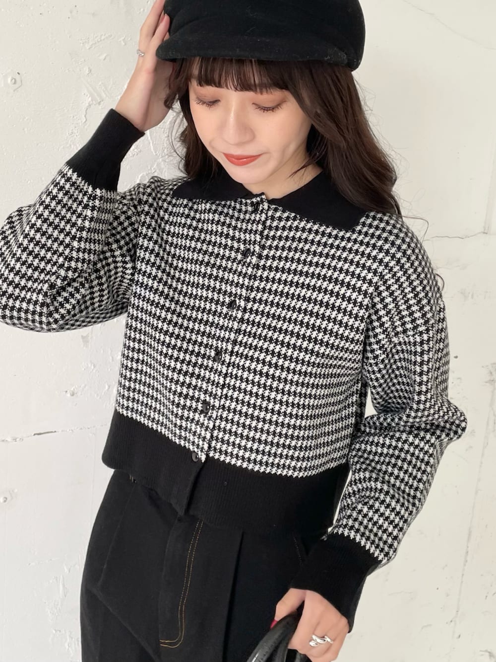 「クリスマスに着たい服、パンツスタイル、シンプル、エレガント、モノトーン、デニムパンツ、大人カジュアル、プチプラコーデ、センタープレスデニム、モード、きれいめカジュアル、チェック柄、チドリ柄、プチプラ、トレンドコーデ」｜「EPIMI E'PIMMYの襟ニットアソートカーディガン（カーディガン/ボレロ、ブラック系）」を使った、EPIMI ÉPIMMYさん（レディース・159cm）の冬コーディネートの2枚目の写真