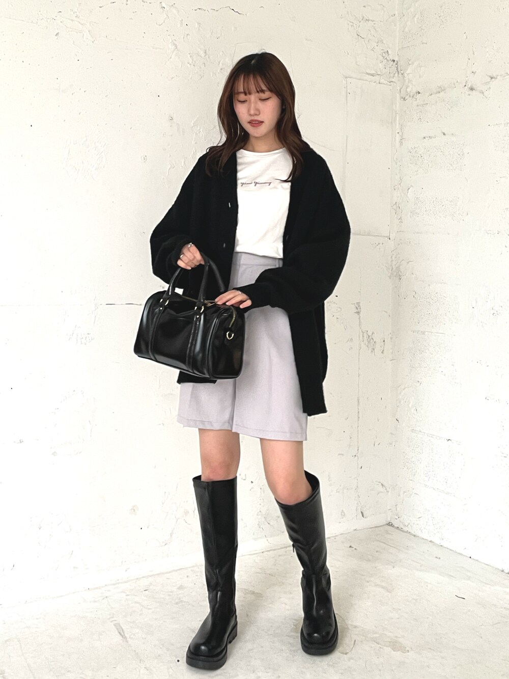 ブラック系のカーディガン/ボレロ、ホワイト系のTシャツ/カットソー、パープル系のその他パンツを着用したレディースの冬コーディネートの2枚目の写真