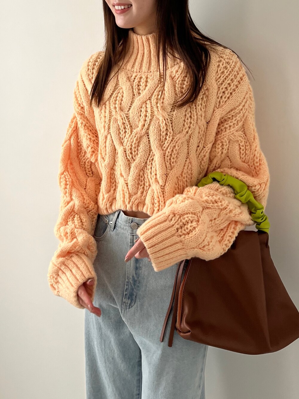 「プチプラ、冬コーデ、デニム、クリスマスに着たい服、ゆるニット、カジュアル、ケーブルニット、韓国ファッション、カラーコーデ、ボリューム袖、モックネック、骨格ウェーブ、パンツスタイル、トレンドコーデ、高身長女子」｜「EPIMI E'PIMMYのワイドストレートカラーデニム（デニムパンツ、ブルー系）」を使った、EPIMI ÉPIMMYさん（レディース・164cm）の秋コーディネートの3枚目の写真