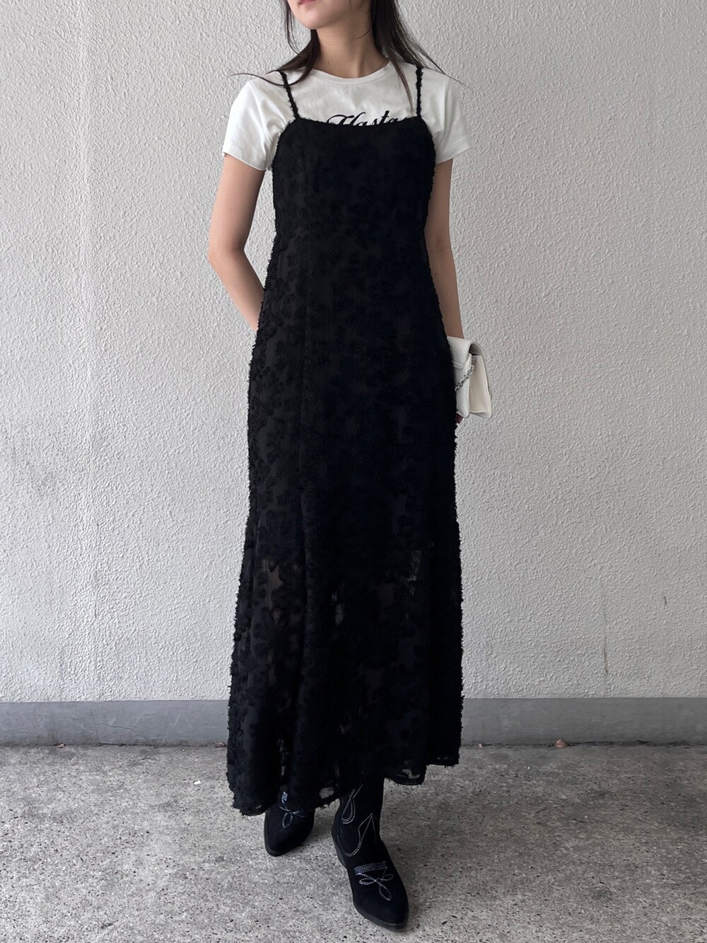 ブラック系のワンピース、ホワイト系のTシャツ/カットソー、その他のその他を着用したレディースの夏コーディネートの3枚目の写真