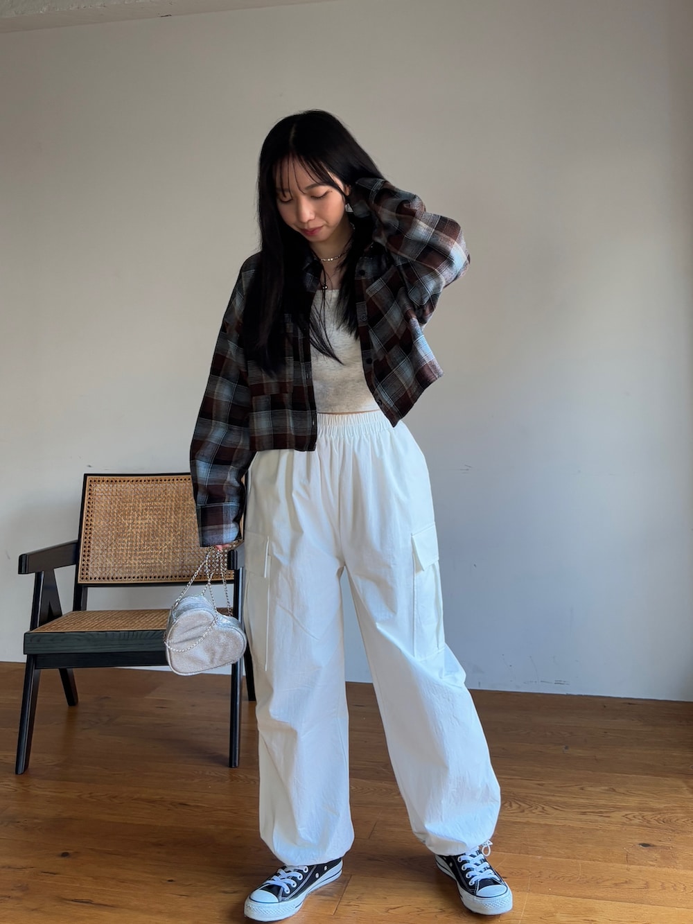 「オトナカジュアル、今日のコーデ、おでかけコーデ、ラフコーデ、着回しコーデ、春先取り、おしゃれさんと繋がりたい、オトナカワイイ、春服、お出かけコーデ、ラクチンコーデ、高身長コーデ、韓国ファッション、チェックシャツ、カーゴパンツ」｜「EPIMI E'PIMMYのショート丈オンブレチェックシャツ（シャツ/ブラウス、ブラウン系）」を使った、EPIMI ÉPIMMYさん（骨格ウェーブ・レディース・162cm）の冬コーディネートの2枚目の写真