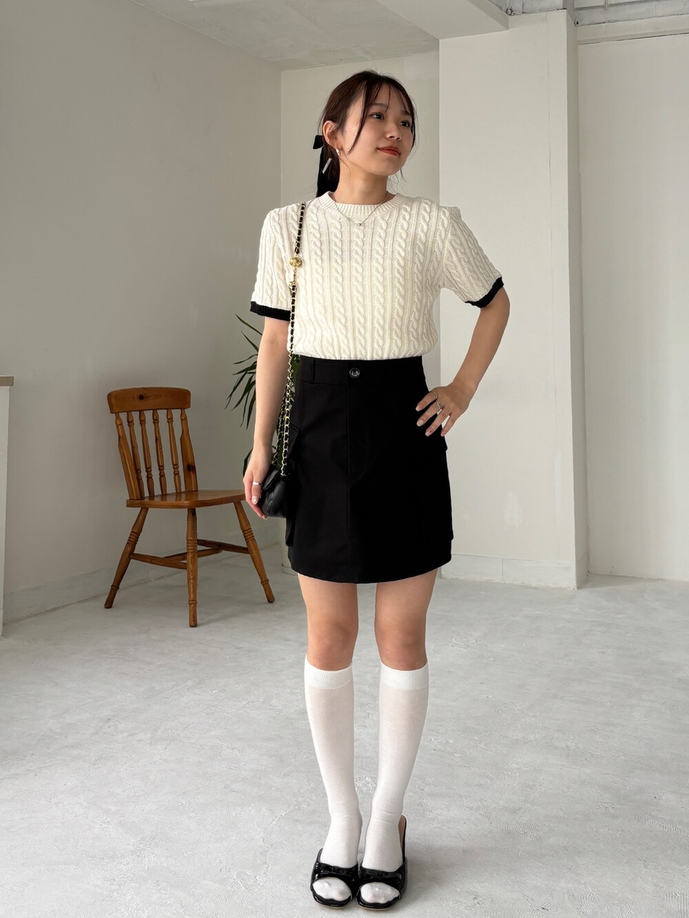 ブラック系のスカート、ホワイト系のニット/セーター、その他のその他を着用したレディースの夏コーディネートの4枚目の写真