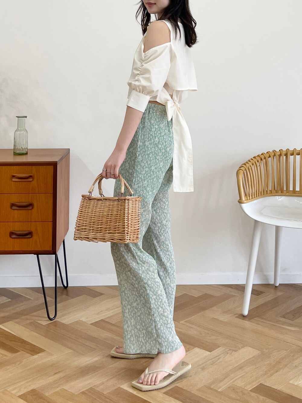 グリーン系のその他パンツ、ホワイト系のシャツ/ブラウス、その他のその他を着用したレディースの春コーディネートの2枚目の写真