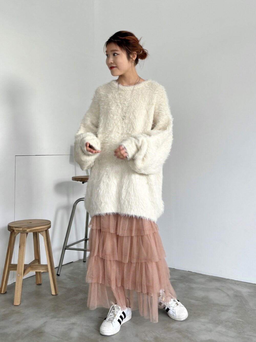 ピンク系のスカート、ホワイト系のスニーカー、その他のその他を着用したレディースの冬コーディネートの3枚目の写真