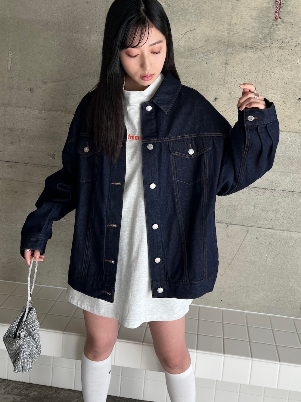「スクエアトゥ、プチプラ、デニム、韓国ファッション、厚底シューズ、レイヤードスタイル、春先取り、ほめられ本命コーデ、韓国ストリート、春コーデ、春アウター、Gジャン、オーバーサイズ、ストリート、ハイソックス」｜「EPIMI E'PIMMYの〈ユニセックス〉オーバーデニムジャケット（デニムジャケット、ブルー系）」を使った、EPIMI ÉPIMMYさん（レディース・163cm）の冬コーディネートの4枚目の写真