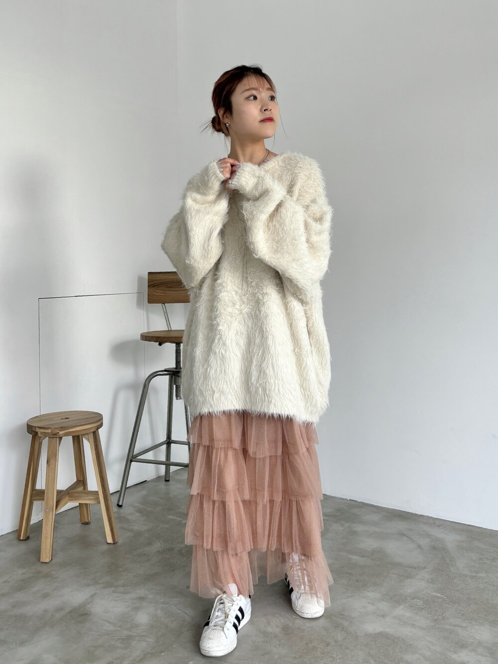 ピンク系のスカート、ホワイト系のスニーカー、その他のその他を着用したレディースの冬コーディネートの2枚目の写真