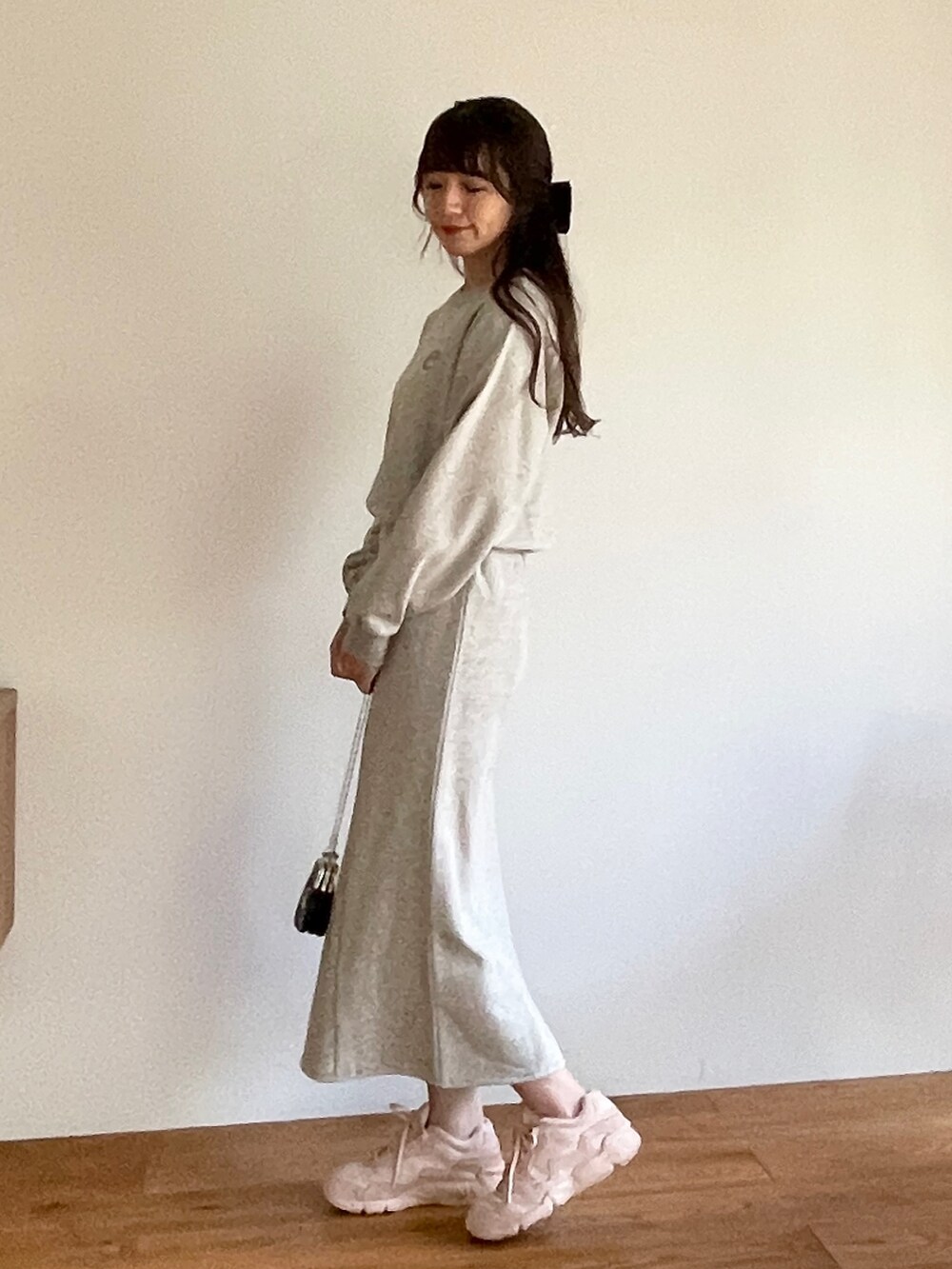 「オトナカジュアル、スウェット、スウェットパンツ、スウェットスカート、スウェットコーデ、スウェットパーカー、パーカー、カジュアルガーリー、セットアップ、プチプラ、プチプラコーデ、冬コーデ、春コーデ、着回しコーデ、大人カジュアル」｜「EPIMI E'PIMMYのオリジナルeロゴスウェット（スウェット、グレー系）」を使った、EPIMI ÉPIMMYさん（レディース・159cm）の冬コーディネートの2枚目の写真