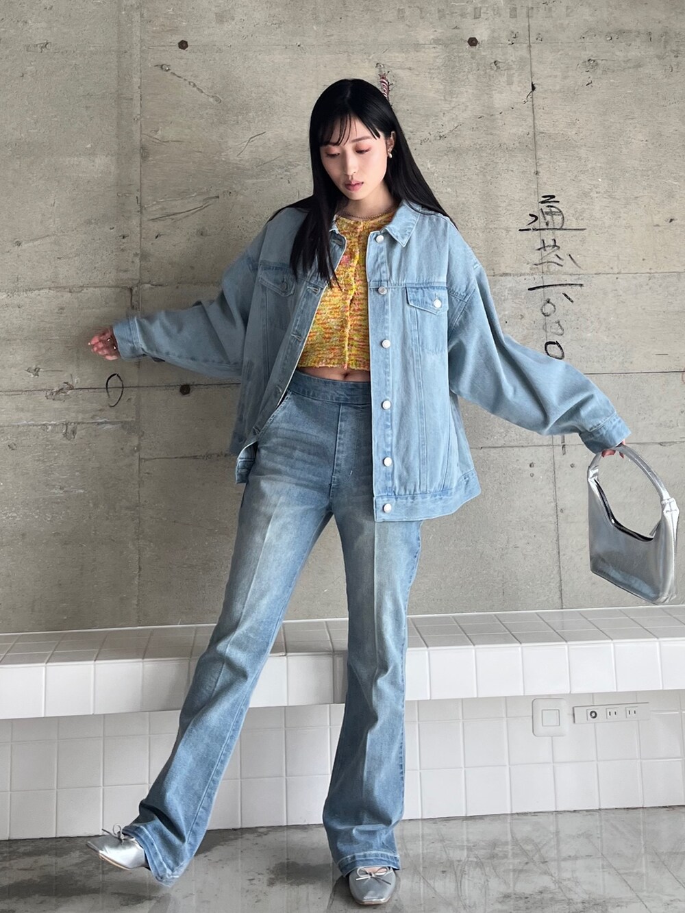 「春服デビュー宣言、レイヤードスタイル、カーディガン、春アウター、ストリート、春服みてみて、デニムジャケット、春コーデ、Gジャン、デニム、デニムオンデニム、韓国ファッション、韓国ストリート、セットアップ、いまどきジャケット写真」|「EPIMI E'PIMMYの〈2Way仕様〉スリムデニムサロペット(サロペット/オーバーオール、ブルー系)」を使った、EPIMI ÉPIMMYさん(レディース・163cm)の春コーディネートの5枚目の写真