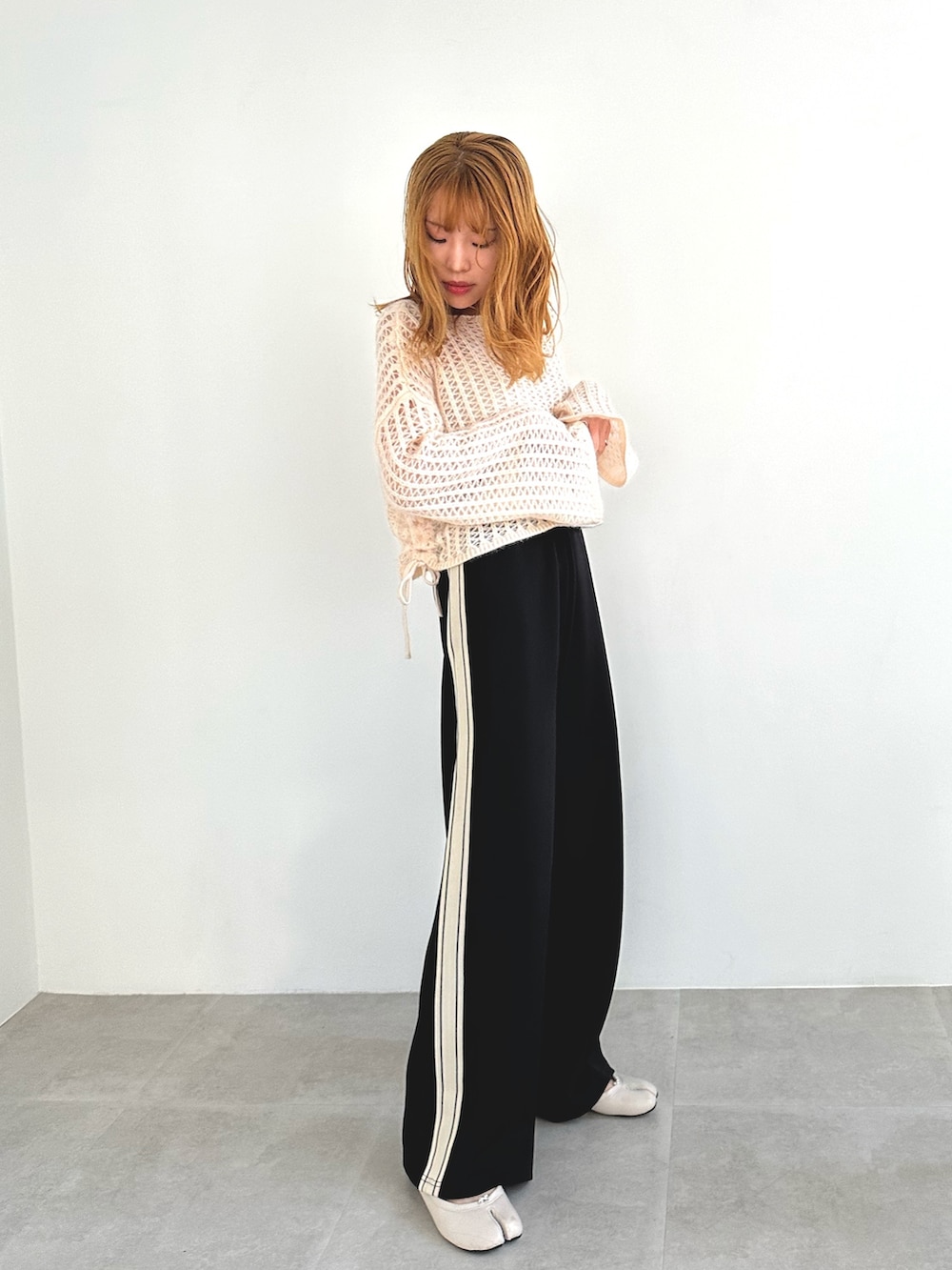 ホワイト系のニット/セーター、ブラック系のその他パンツ、その他のその他を着用したレディースの秋コーディネートの2枚目の写真